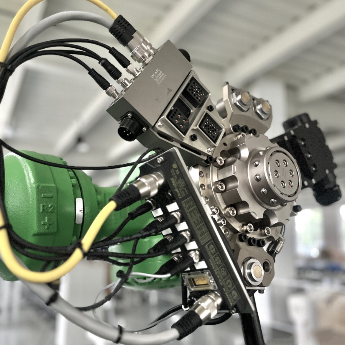 工業(yè)機(jī)器人搭載400系列連接器的布線特寫(xiě)